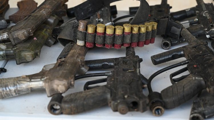 Vũ khí bị thu giữ từ một băng đảng ở Mauritius (Ảnh: AFP)