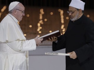 Trong bức ảnh tập tin này, Giáo hoàng Francis, bên trái, và Sheikh Ahmed el-Tayeb, đại đế quốc Al-Azhar của Ai Cập, trao đổi một tuyên bố chung về "tình huynh đệ của con người" sau cuộc họp giữa các liên tôn tại Đài tưởng niệm Người sáng lập ở Abu Dhabi, Các Tiểu vương quốc Ả Rập Thống nhất. , Thứ Hai, ngày 4 tháng 2 năm 2019. (Nguồn: Andrew Medichini / AP)