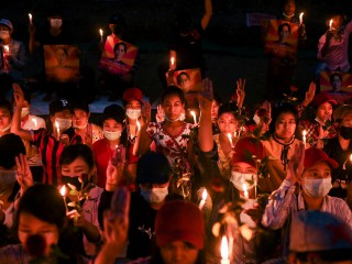 Dân trí Myanmar khi tham gia tuần hành phản đối quân sự tại thành phố Yangon, Myanmar trong tối 21-2-2021 - Ảnh: REUTERS