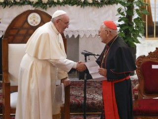 Đức Thánh Cha Phanxicô được chào đón bởi giáo chủ Chaldean, Hồng y Luis Sako, tại Nhà thờ Sayidat al-Nejat (Đức Mẹ Cứu rỗi), ở Baghdad, Iraq, Thứ Sáu, ngày 5 tháng 3 năm 2021. Đức Thánh Cha Phanxicô đã đến Iraq để thúc giục sự suy yếu của đất nước số lượng người theo đạo Thiên Chúa ở lại và giúp tái thiết đất nước sau nhiều năm chiến tranh và đàn áp, gạt qua đại dịch coronavirus và những lo ngại về an ninh. (Nhà cung cấp hình ảnh: Andrew Medichini / AP)