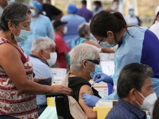 Một nhân viên y tế tiêm một liều vắc-xin CoronaVac COVID-19 của Sinovac cho một người tại trung tâm tiêm chủng ở Santiago, Chile, ngày 3 tháng 2 năm 2021. (Nguồn: Ivan Alvarado / Reuters/ CNS)