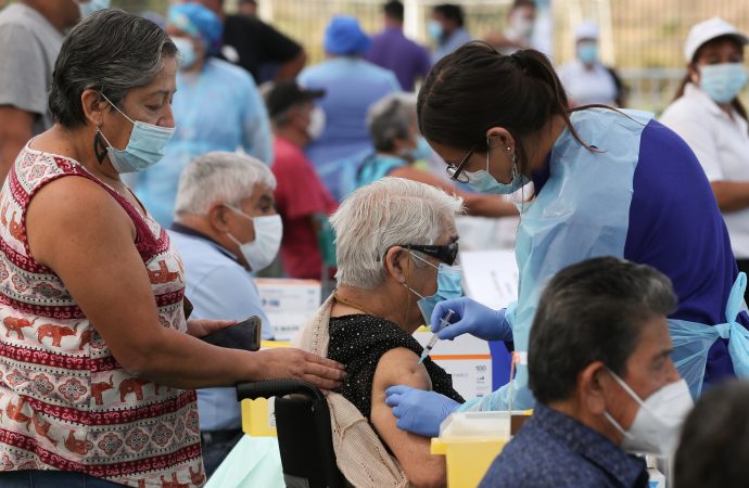 Một nhân viên y tế tiêm một liều vắc-xin CoronaVac COVID-19 của Sinovac cho một người tại trung tâm tiêm chủng ở Santiago, Chile, ngày 3 tháng 2 năm 2021. (Nguồn: Ivan Alvarado / Reuters/ CNS)