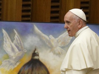 Giáo hoàng Francis đi ngang qua tác phẩm nghệ thuật cho thấy mái vòm của Vương cung thánh đường Thánh Peter và hai con chim bồ câu trong buổi tiếp kiến chung của ông tại Vatican vào ngày 8 tháng 8 năm 2018, ảnh tập tin. (Nguồn: Paul Haring / CNS)