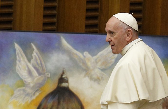 Giáo hoàng Francis đi ngang qua tác phẩm nghệ thuật cho thấy mái vòm của Vương cung thánh đường Thánh Peter và hai con chim bồ câu trong buổi tiếp kiến chung của ông tại Vatican vào ngày 8 tháng 8 năm 2018, ảnh tập tin. (Nguồn: Paul Haring / CNS)