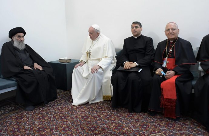 Ayatollah Ali al-Sistani, một trong những nhân vật có thẩm quyền nhất của Hồi giáo Shiite, gặp Giáo hoàng Francis ngày 6 tháng 3 năm 2021, tại Najaf, Iraq. Cùng với Đức cha George Ayoub, một phiên dịch viên từ Bộ Ngoại giao Vatican, Đức Hồng y Louis Sako, giáo chủ Chaldean, và Đức Hồng y Miguel Angel Ayuso, chủ tịch Hội đồng Giáo hoàng về Đối thoại Liên tôn. (Ảnh: CNS / Truyền thông Vatican)