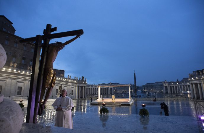 Giáo hoàng Francis cầu nguyện trước "Cây thánh giá kỳ diệu" từ Nhà thờ Thánh Marcellus ở Rome trong buổi lễ cầu nguyện tại Quảng trường Thánh Peter trống tại Vatican ngày 27 tháng 3 năm 2020, trong đại dịch COVID-19. (Ảnh: CNS/ Truyền thông Vatican)