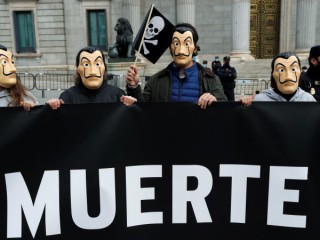 Mọi người phản đối luật hợp pháp hóa quyền sinh tử khi Quốc hội Tây Ban Nha chuẩn bị bỏ phiếu về luật này ở Madrid vào ngày 17 tháng 12 năm 2020, ảnh chụp. Quốc hội Tây Ban Nha đã được thiết lập để thông qua đạo luật gây tranh cãi ngày 18 tháng 3 hợp pháp hóa việc tự tử do bác sĩ hỗ trợ; Bỉ, Hà Lan và Luxembourg cũng cho phép tự tử do bác sĩ hỗ trợ (Ảnh: Susana Vera/ Reuters/ CNS)