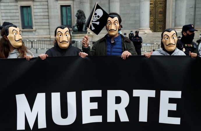 Mọi người phản đối luật hợp pháp hóa quyền sinh tử khi Quốc hội Tây Ban Nha chuẩn bị bỏ phiếu về luật này ở Madrid vào ngày 17 tháng 12 năm 2020, ảnh chụp. Quốc hội Tây Ban Nha đã được thiết lập để thông qua đạo luật gây tranh cãi ngày 18 tháng 3 hợp pháp hóa việc tự tử do bác sĩ hỗ trợ; Bỉ, Hà Lan và Luxembourg cũng cho phép tự tử do bác sĩ hỗ trợ (Ảnh: Susana Vera/ Reuters/ CNS)