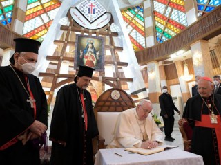 Đức Thánh Cha Phanxicô ký một cuốn sách với thông điệp dành cho người Công giáo Syriac tại Nhà thờ Đức Mẹ Giải thoát ở Baghdad ngày 5 tháng 3 năm 2021. Cũng trong ảnh, từ trái qua: Thượng phụ Công giáo Syriac Ignace Joseph III Younan, Tổng giám mục Công giáo Syriac Ephrem Yousif Mansoor Abba của Baghdad và Thượng phụ Chaldean Louis Sako của Baghdad (Ảnh: CNS photo / Truyền thông Vatican)