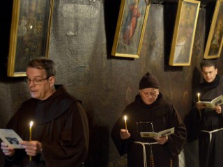 Hình ảnh các tu sĩ dòng Phanxicô đang cầu nguyện trong hang động của Nhà thờ Chúa giáng sinh ở Bethlehem. Cơ quan Giám sát Đất Thánh của Dòng Phanxicô phụ trách hầu hết các địa điểm hành hương, nhưng không có khách hành hương và các nhà thờ trống không cho bộ sưu tập Thứ Sáu Tuần Thánh hàng năm, các quan chức lo ngại rằng họ sẽ không thể trả lương cho giáo viên, duy trì các thánh địa của Dòng Phanxicô hoặc hỗ trợ trợ cấp học phí. (Nguồn: Debbie Hill / AP)