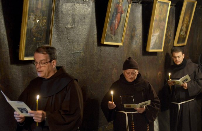 Hình ảnh các tu sĩ dòng Phanxicô đang cầu nguyện trong hang động của Nhà thờ Chúa giáng sinh ở Bethlehem. Cơ quan Giám sát Đất Thánh của Dòng Phanxicô phụ trách hầu hết các địa điểm hành hương, nhưng không có khách hành hương và các nhà thờ trống không cho bộ sưu tập Thứ Sáu Tuần Thánh hàng năm, các quan chức lo ngại rằng họ sẽ không thể trả lương cho giáo viên, duy trì các thánh địa của Dòng Phanxicô hoặc hỗ trợ trợ cấp học phí. (Nguồn: Debbie Hill / AP)