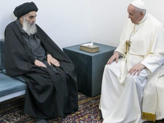 ĐTC Phanxicô gặp gỡ Giáo sĩ hàng đầu của Hồi giáo dòng Shiite của Iraq, Đại Giáo sĩ Ali al-Sistani tại Najaf, Iraq, Thứ Bảy, ngày 6 tháng 3 năm 2021. Cuộc họp kín dự kiến ​​sẽ đề cập đến các vấn đề đang gây khó khăn cho dân tộc thiểu số Cơ đốc giáo của Iraq. Al-Sistani là một nhân vật được tôn kính sâu sắc ở Iraq với đa số người Shiite và ý kiến ​​của ông về các vấn đề tôn giáo được người Shiite trên toàn thế giới tìm kiếm. (Nguồn: AP Photo / Vatican Media.)