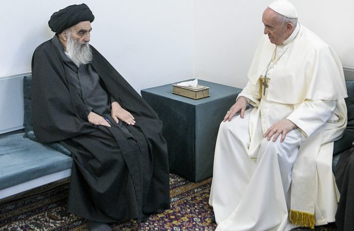 ĐTC Phanxicô gặp gỡ Giáo sĩ hàng đầu của Hồi giáo dòng Shiite của Iraq, Đại Giáo sĩ Ali al-Sistani tại Najaf, Iraq, Thứ Bảy, ngày 6 tháng 3 năm 2021. Cuộc họp kín dự kiến ​​sẽ đề cập đến các vấn đề đang gây khó khăn cho dân tộc thiểu số Cơ đốc giáo của Iraq. Al-Sistani là một nhân vật được tôn kính sâu sắc ở Iraq với đa số người Shiite và ý kiến ​​của ông về các vấn đề tôn giáo được người Shiite trên toàn thế giới tìm kiếm. (Nguồn: AP Photo / Vatican Media.)