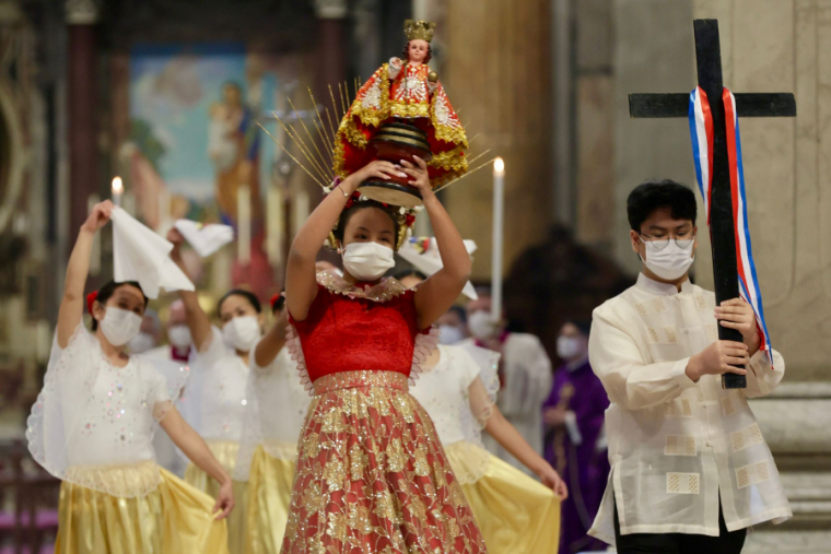 Lễ rước tại Vương cung thánh đường Thánh Peter cho thánh lễ đánh dấu 500 năm Công giáo ở Philippines vào ngày 14 tháng 3 năm 2021. / Nguồn: EWTN News / Daniel Ibanez / Vatican)
