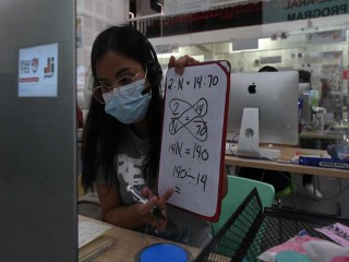 Một giáo viên tham gia hội nghị từ xa với các học sinh đang gặp khó khăn với việc học trực tuyến tại một lớp hướng dẫn do chính phủ phê duyệt ở thành phố Taguig, phía nam Manila, vào ngày 3 tháng 3 (Ảnh: AFP)