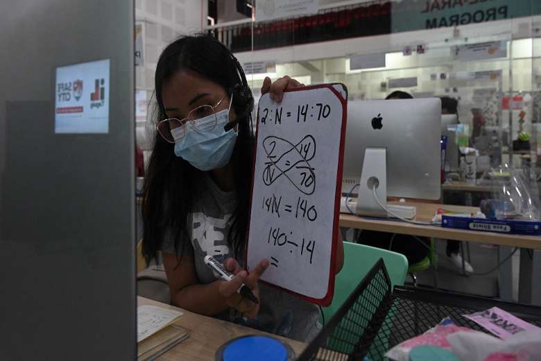 Một giáo viên tham gia hội nghị từ xa với các học sinh đang gặp khó khăn với việc học trực tuyến tại một lớp hướng dẫn do chính phủ phê duyệt ở thành phố Taguig, phía nam Manila, vào ngày 3 tháng 3 (Ảnh: AFP)