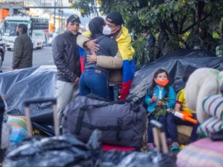 Một số người nhập cư đến từ Venezuela bên đống hành lý trên đường phố chờ đợi để trở về đất nước của họ (Ảnh: Daniel Andres Garzon / Shutterstock)