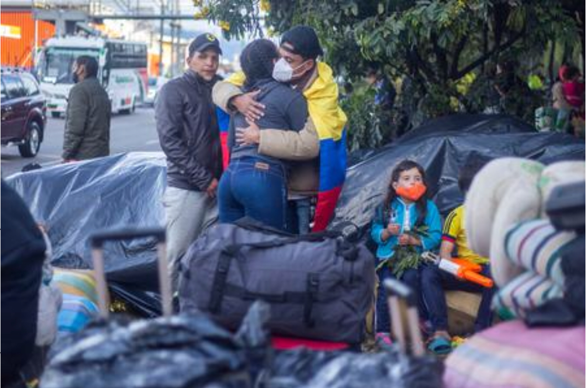 Một số người nhập cư đến từ Venezuela bên đống hành lý trên đường phố chờ đợi để trở về đất nước của họ (Ảnh: Daniel Andres Garzon / Shutterstock)