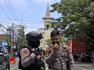 Các nhân viên cảnh sát canh gác gần một nhà thờ nơi một vụ nổ xảy ra ở Makassar, Nam Sulawesi, Indonesia, Chủ nhật, ngày 28 tháng 3 năm 2021. (Nguồn: Yusuf Wahil / AP)