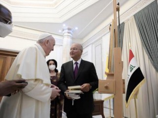 Đức Thánh Cha Phanxicô đến thăm Tổng thống Cộng hòa trong khu nghiên cứu riêng tại Phủ Tổng thống ở Baghdad vào ngày 5 tháng 3 năm 2021. (ảnh: Vatican Media. / Vatican Media)