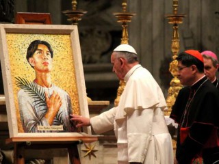 Giáo hoàng Francis và Hồng y Luis Antonio Tagle trước bức tranh khảm của giáo lý viên Thánh Pedro Calungsod tại Vương cung thánh đường Thánh Peter vào ngày 21 tháng 11 năm 2013 (Ảnh: Kerri Lenartowick / CNA)