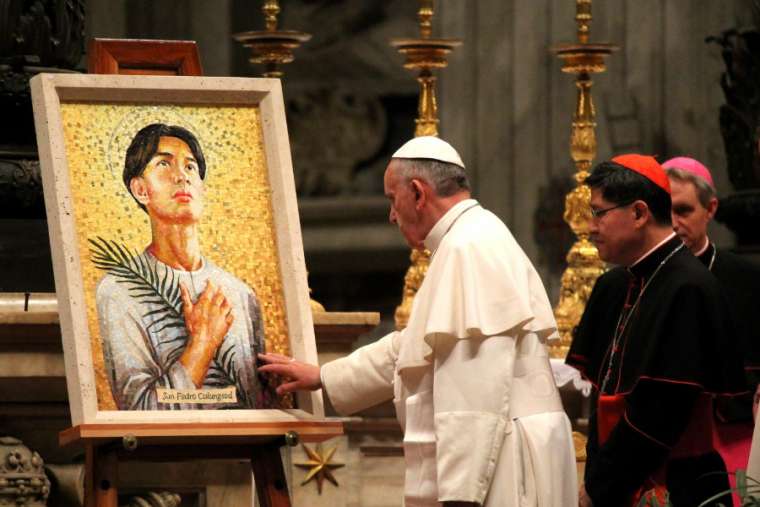 Giáo hoàng Francis và Hồng y Luis Antonio Tagle trước bức tranh khảm của giáo lý viên Thánh Pedro Calungsod tại Vương cung thánh đường Thánh Peter vào ngày 21 tháng 11 năm 2013 (Ảnh: Kerri Lenartowick / CNA)