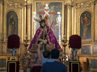 Bức ảnh được chụp trong nhà thờ San Esteban ở Seville. (Ảnh của Cristina Quicler / AFP qua Getty Images)