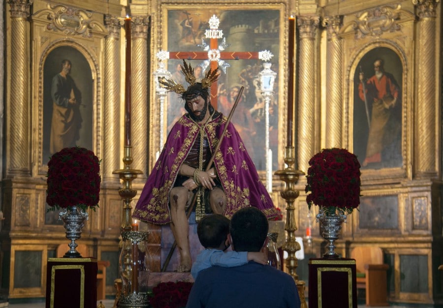 Bức ảnh được chụp trong nhà thờ San Esteban ở Seville. (Ảnh của Cristina Quicler / AFP qua Getty Images)