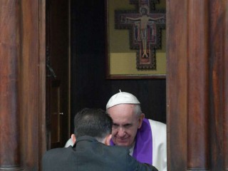 Đức Thánh Cha Phanxicô giải tội tại Thánh Gioan Latêranô Rome ngày 2 tháng 3 năm 2017. / Vatican Media.