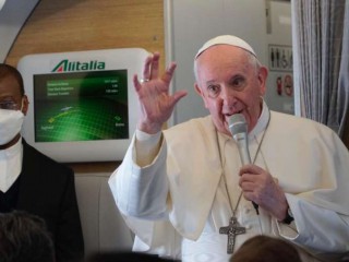 Đức Thánh Cha Phanxicô phát biểu trong cuộc họp báo trên chuyến bay trên đường từ Rome đến Iraq ngày 8 tháng 3 năm 2021. Chú thích: Colm Flynn / CNA)