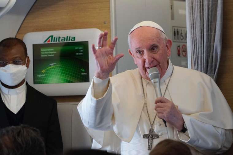 Đức Thánh Cha Phanxicô phát biểu trong cuộc họp báo trên chuyến bay trên đường từ Rome đến Iraq ngày 8 tháng 3 năm 2021. Chú thích: Colm Flynn / CNA)