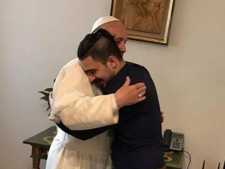 Safa Al Alqoshy, còn được gọi là Safa Al Abbia, ôm Giáo hoàng Francis tại Vatican. (Nguồn: Vatican)