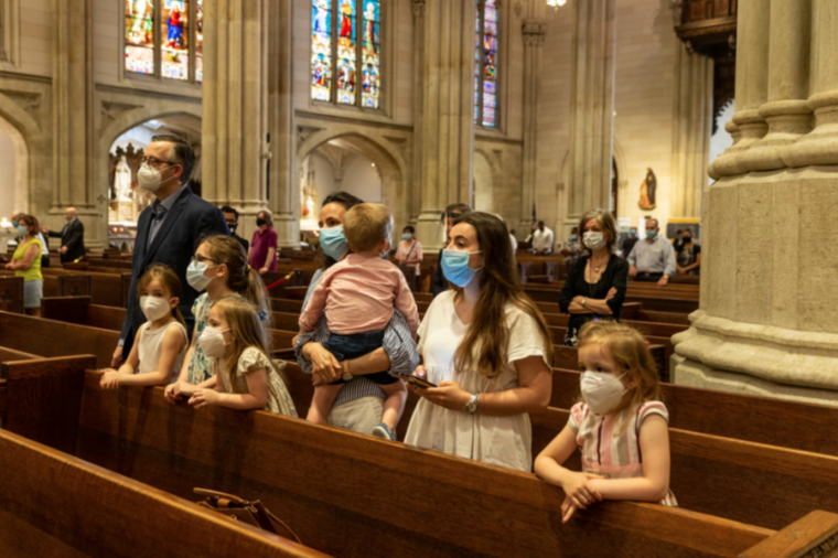 Một gia đình cầu nguyện trong Nhà thờ Thánh Patrick, New York, Ngày 28 tháng 6 năm 2020 (Ảnh: lev radin / Shutterstock