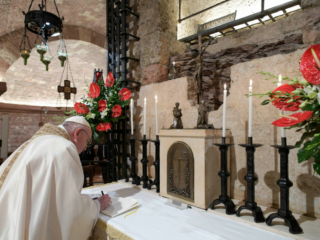 Đức Thánh Cha Phanxicô ký tThông điệp ‘Fratelli Tutti’  tại lăng mộ của Thánh Phanxicô Assisi ngày 3 tháng 10 năm 2020 (Ảnh: Truyền thông Vatican)