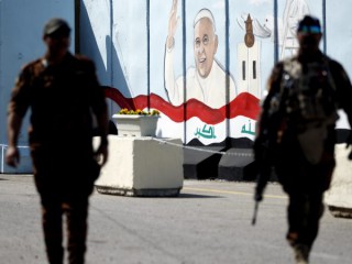 Cảnh sát liên bang tuần tra bằng một bức tường bê tông do lực lượng an ninh Iraq đặt để bao quanh Nhà thờ Đức Mẹ Cứu rỗi trong quá trình chuẩn bị cho chuyến thăm của Giáo hoàng tại Nhà thờ Mar Youssif ở Baghdad, Iraq, Thứ Sáu, ngày 26 tháng 2 năm 2021. (Ảnh: Hadi Mizban / AP)