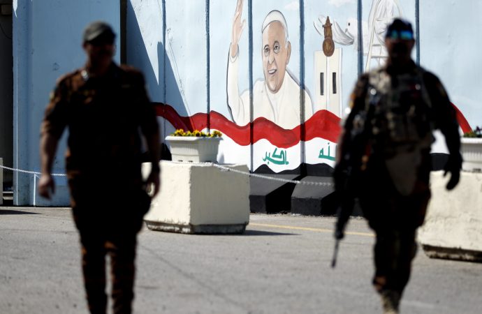 Cảnh sát liên bang tuần tra bằng một bức tường bê tông do lực lượng an ninh Iraq đặt để bao quanh Nhà thờ Đức Mẹ Cứu rỗi trong quá trình chuẩn bị cho chuyến thăm của Giáo hoàng tại Nhà thờ Mar Youssif ở Baghdad, Iraq, Thứ Sáu, ngày 26 tháng 2 năm 2021. (Ảnh: Hadi Mizban / AP)