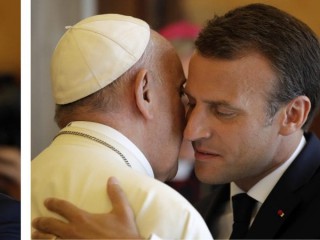 Tổng thống Pháp Emmanuel Macron, phải, ôm Giáo hoàng Francis vào cuối buổi tiếp kiến riêng của họ, tại Vatican, Thứ Ba, ngày 26 tháng 6 năm 2018. Hai người đã nói chuyện trong 40 phút qua điện thoại vào Chủ nhật, ngày 22 tháng 3 năm 2021, theo yêu cầu của Giáo hoàng (Nguồn: AP)