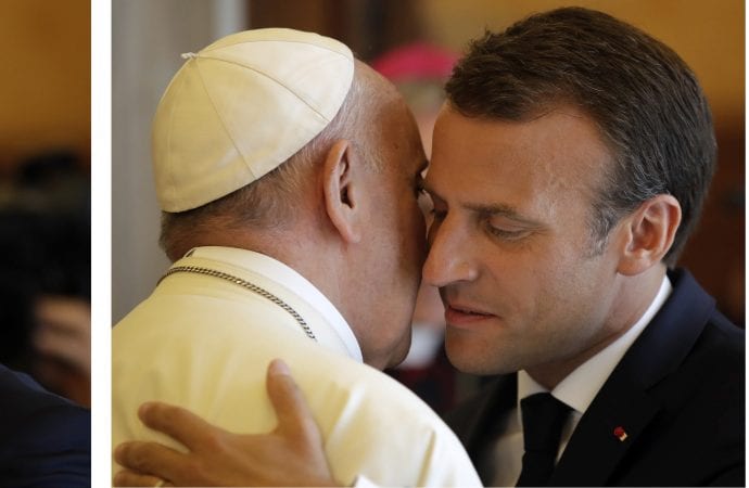 Tổng thống Pháp Emmanuel Macron, phải, ôm Giáo hoàng Francis vào cuối buổi tiếp kiến riêng của họ, tại Vatican, Thứ Ba, ngày 26 tháng 6 năm 2018. Hai người đã nói chuyện trong 40 phút qua điện thoại vào Chủ nhật, ngày 22 tháng 3 năm 2021, theo yêu cầu của Giáo hoàng (Nguồn: AP)