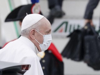 ĐTC Phanxicô chuẩn bị khởi hành từ sân bay quốc tế Leonardo da Vinci của Fiumicino, gần Rome, để đến Baghdad, Iraq, thứ Sáu, ngày 5 tháng 3 năm 2021. ĐTC Phanxicô sẽ đến Iraq trong một chuyến thăm 4 ngày để thúc giục số lượng tín đồ Cơ đốc đang ngày càng giảm ở lại của đất nước đưa và giúp tái thiết đất nước sau nhiều năm chiến tranh và đàn áp, gạt sang một bên đại dịch coronavirus và những lo ngại về an ninh để thực hiện chuyến Tông du đầu tiên tới nước này (Ảnh: Gregorio Borgia / AP)