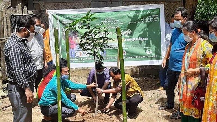 Sinh viên Bangladesh tham gia sáng kiến trồng cây