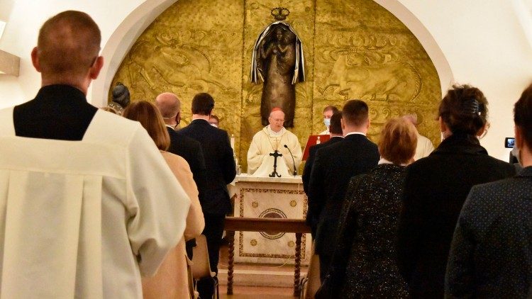 Đức Hồng y Péter Erdő cử hành Thánh lễ