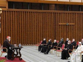 Đức Hồng Y Raniero Cantalamessa giảng bài giảng Mùa Chay cho Đức Giáo Hoàng Phanxicô và các cộng tác viên của ngài (ẢNh: AFP)