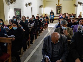 Những người theo đạo Thiên chúa Iraq tham dự một buổi lễ cầu nguyện tại Nhà thờ Công giáo Syriac ở thị trấn Qaraqosh thuộc tỉnh Nineveh, Iraq (AFP hoặc người cấp phép)