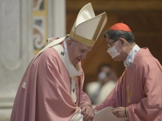 Đức Hồng y Tagle cảm ơn Đức Thánh Cha Phanxicô vào cuối Thánh lễ tại Thánh Phêrô (Ảnh: Truyền thông Vatican)