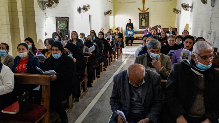 Những người theo đạo Thiên chúa Iraq tham dự một buổi lễ cầu nguyện tại Nhà thờ Công giáo Syriac ở thị trấn Qaraqosh thuộc tỉnh Nineveh, Iraq (AFP hoặc người cấp phép)