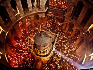 Các Kitô hữu mừng Lễ Phục SInh tại Nhà thờ Mộ Thánh tại Giêrusalem