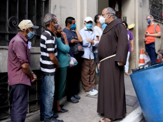 José Francisco, O.F.M., xếp hàng trước một địa điểm phân phối thực phẩm Sefra ở São Paulo. (Ảnh: Equipe de Comunicação Sefras)