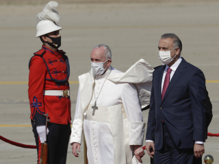 Giáo hoàng Francis được Thủ tướng Iraq Mustafa al-Kadhimi đứng cạnh khi ông đến sân bay quốc tế Baghdad, Iraq, thứ Sáu, ngày 5 tháng 3 năm 2021 (Ảnh: AP / Andrew Medichini)