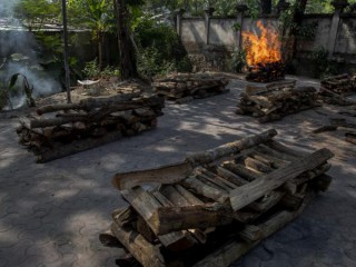 Thi thể của một người chết vì COVID-19 được hỏa táng ở Gauhati, Ấn Độ, Thứ Ba, ngày 27 tháng 4 năm 2021. Số người chết vì COVID-19 ở Ấn Độ đã lên đến 200.000 người (Ảnh: Anupam Nath / AP)