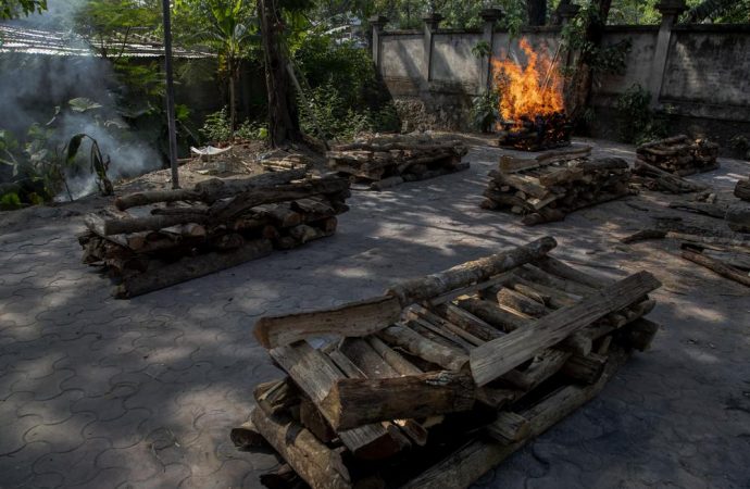 Thi thể của một người chết vì COVID-19 được hỏa táng ở Gauhati, Ấn Độ, Thứ Ba, ngày 27 tháng 4 năm 2021. Số người chết vì COVID-19 ở Ấn Độ đã lên đến 200.000 người (Ảnh: Anupam Nath / AP)